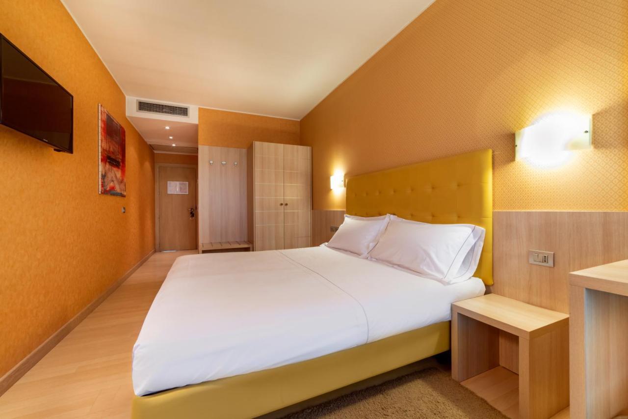 Motel Hotel Piranha Cameriano Exterior photo