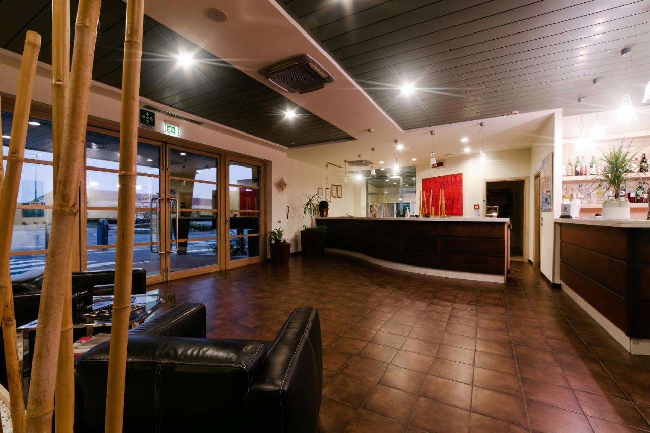 Motel Hotel Piranha Cameriano Exterior photo